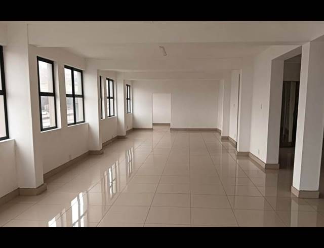 1,650M² BUILDING TO LET IN BLUFF